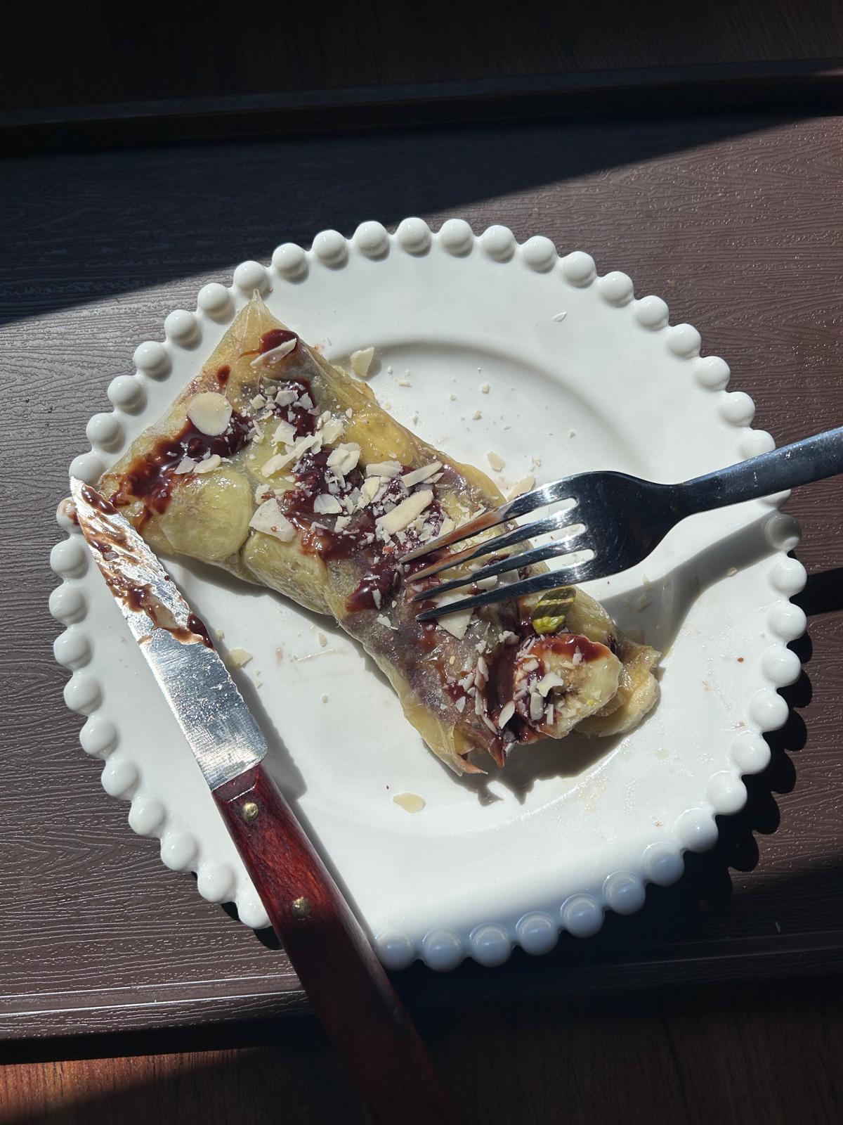 Crêpe gourmande nappée de chocolat, amandes effilées et pistaches — le plaisir dans l’assiette